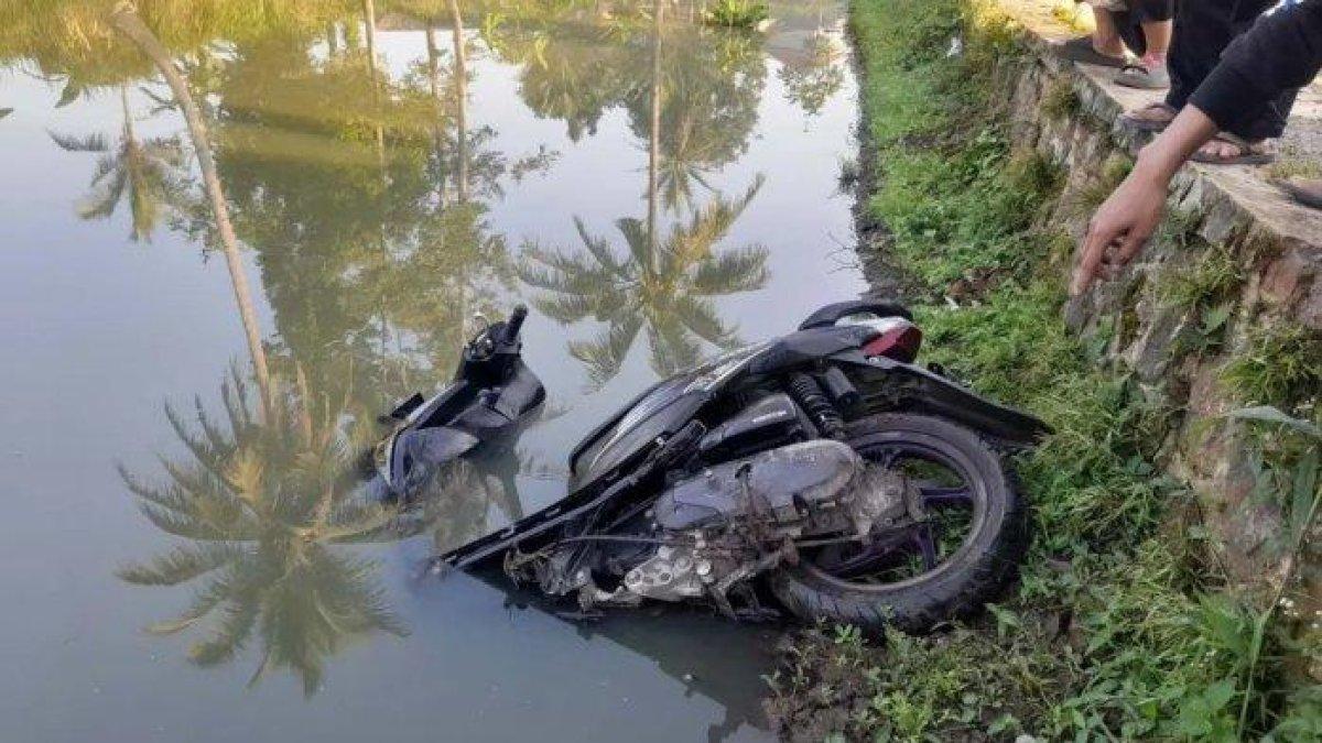 Motor Honda Beat Pop yang dibuang pencuri ke kolam ikan di Kampung Cibolang Kidul RT 29/07, Desa Cibatu, Kecamatan Cisaat Kabupaten Sukabumi, karena CVT-nya rusak