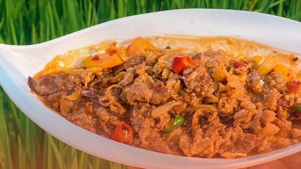 REKOMENDASI KULINER KLATEN: Potongan daging sapi yang dipadukan dengan irisan cabai merah, cabai hijau, serta bawang, menciptakan tampilan yang menggugah selera