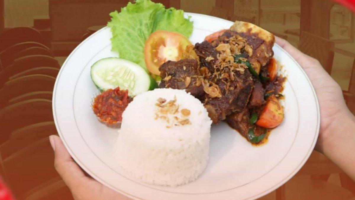 REKOMENDASI KULINER KLATEN: Iga mercon yang dimasak dengan bumbu pedas khas terlihat menggugah selera, dihiasi dengan taburan bawang goreng