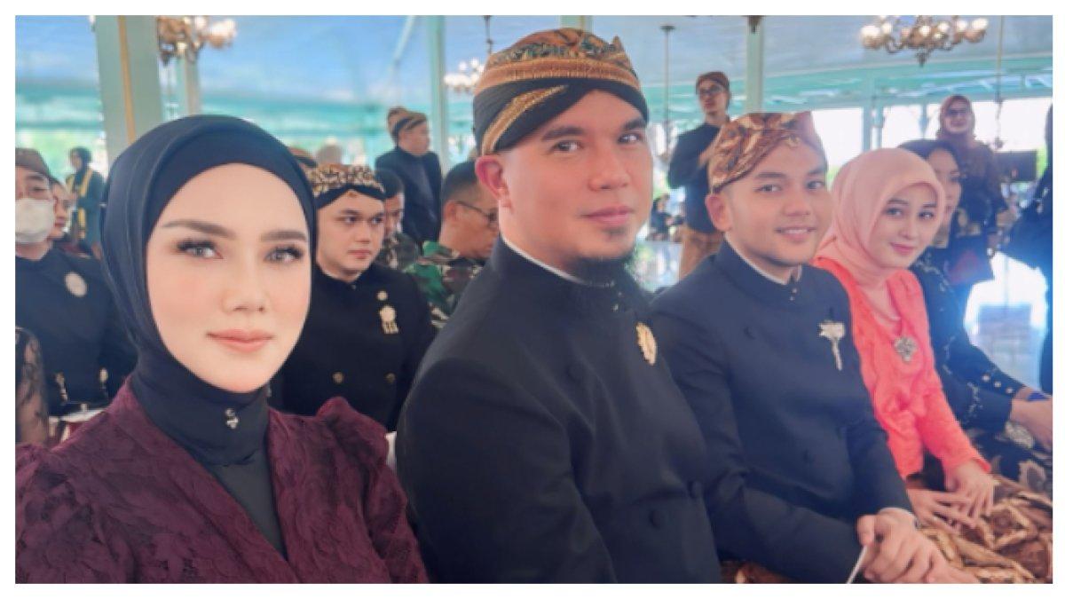 AHMAD DHANI DAN MULAN JAMEELA - Momen pasangan suami istri hadiri acara Tingali Jumenengan KGPAA Mangkunegoro X di Mangkunegaran Solo. Tampak serasi dengan busana tradisional Jawa.