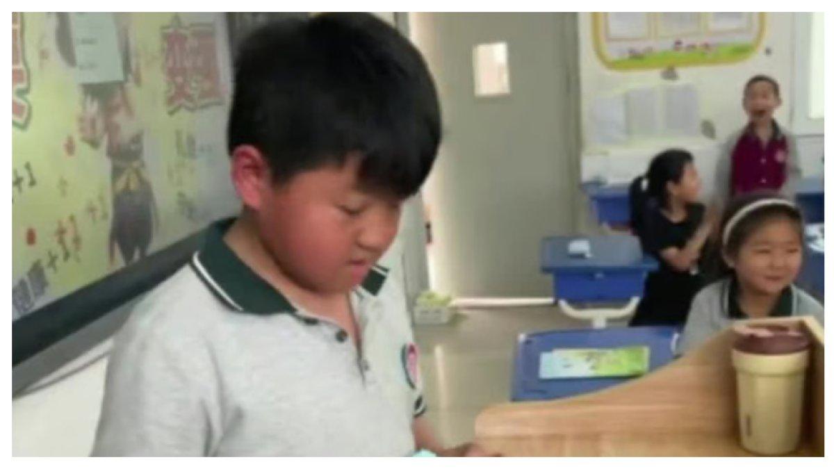 BERITA VIRAL - Viral di China, seorang guru membantu muridnya yang pemalu untuk jadi pemberani dengan mengadakan game kecil-kecilan yang sangat membantu, tuai pujian