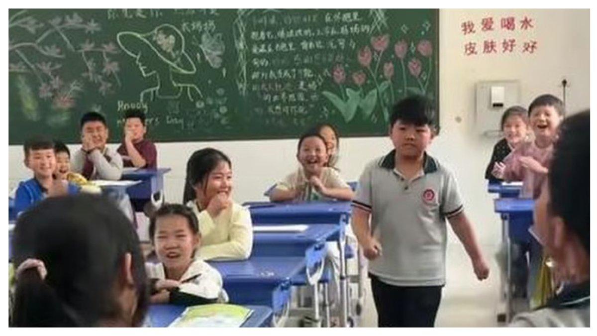 BERITA VIRAL - Viral di China, seorang guru membantu muridnya yang pemalu untuk jadi pemberani dengan mengadakan game kecil-kecilan yang sangat membantu, tuai pujian