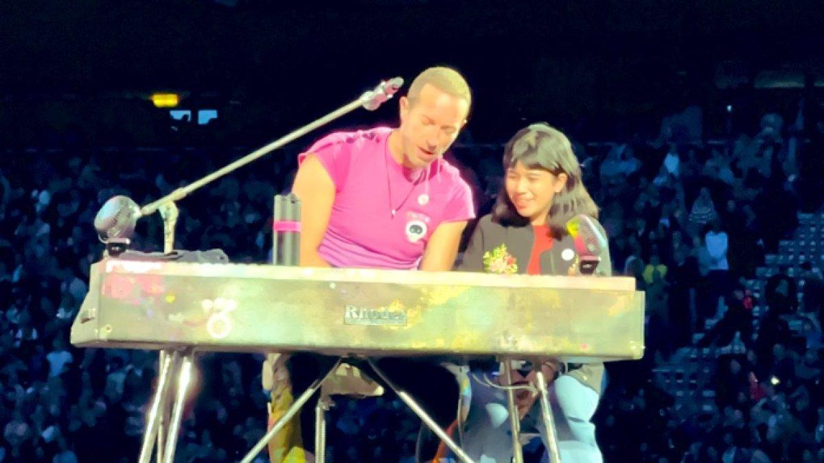 Nadia, wanita asal Indonesia yang beruntung bisa request lagu hingga bernyanyi bersama Chris Martin.