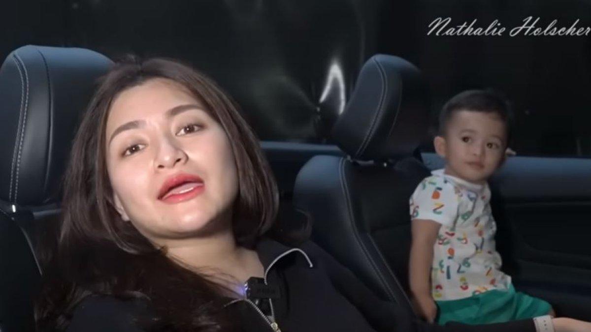 Nathalie Holscher saat ajak anaknya naik mobil baru