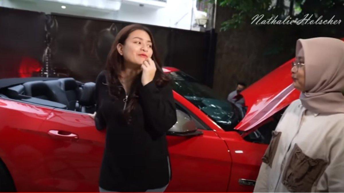 Nathalie Holscher beli mobil mewah baru
