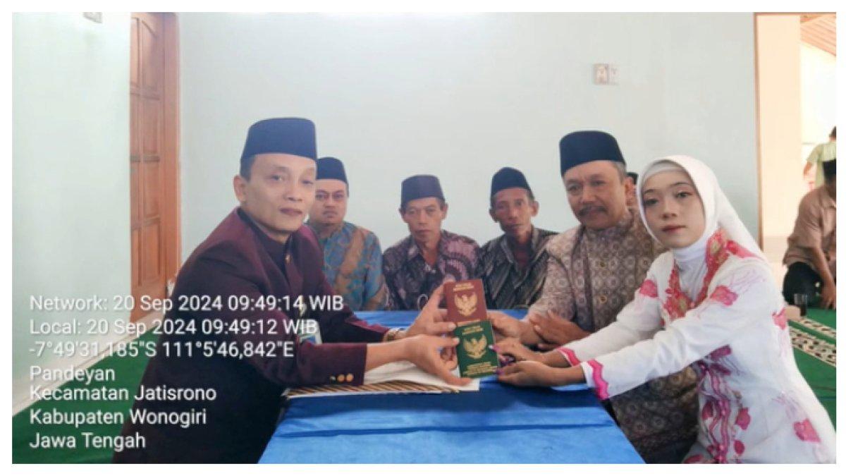 Diketahui pengantin yang berasal dari Jatisrono, Wonogiri ini punya mertua yang usianya lebih muda yaitu 55 tahun.