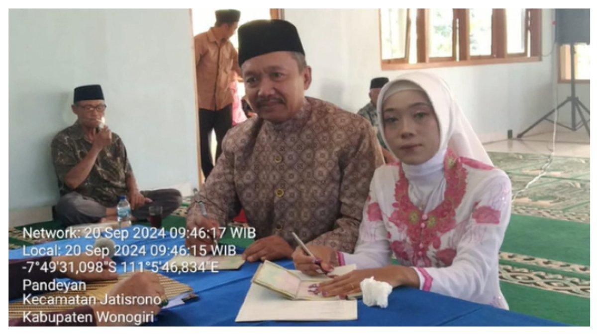 Diketahui pengantin yang berasal dari Jatisrono, Wonogiri ini punya mertua yang usianya lebih muda yaitu 55 tahun.