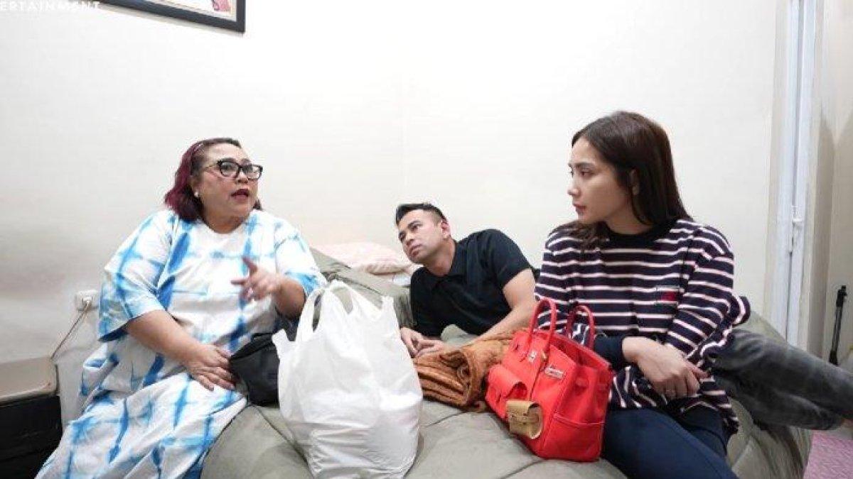 NUNUNG DIBANTU NAGITA,- Momen haru Nunung Srimulat kaget lihat transferan Nagita Slavina dan Raffi Ahmad untuknya.