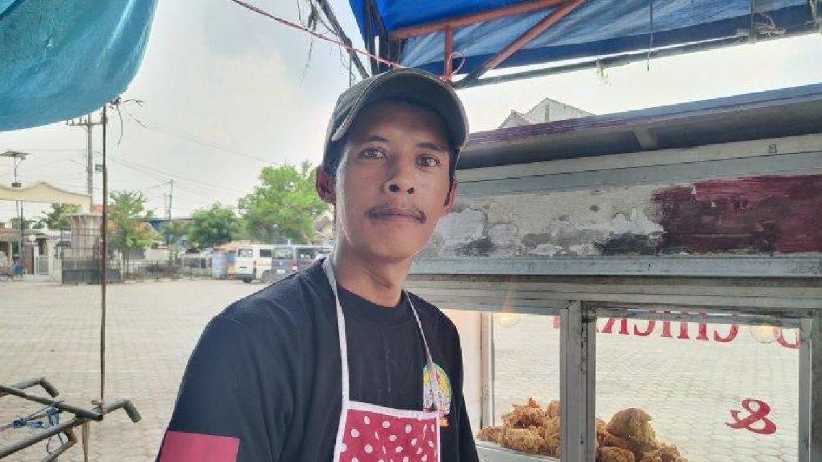 Nurani (38) warga Desa Parean Girang, Kecamatan Kandanghaur, Kabupaten Indramayu, yang mendapat pasangan dari Pasar Jodoh, Minggu (31/12/2023).