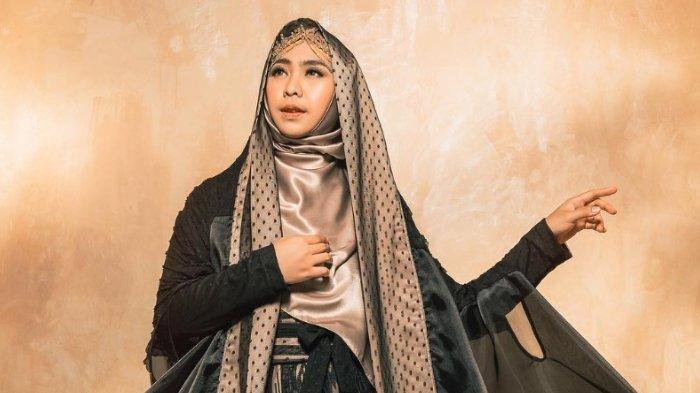 Klarifikasi Oki Setiana Dewi terkait rumah tangganya yang diterpa isu poligami.