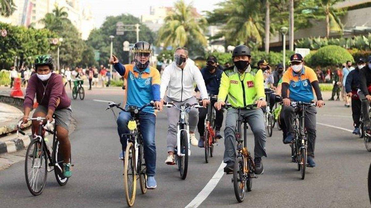 batasi aktivitas fisik pada siang hari untuk mejaga kesehatan saat musim panas