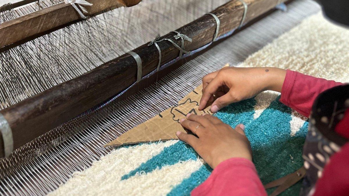 OLEH-OLEH KLATEN - Perajin Tenun Lurik Pedan mengembangkan Warisan Budaya Bangsa. Lurik Tenun Pedan menjadi salah satu oleh-olah khas Klaten yang memiliki nilai seni tinggi. Ada nilai spiritual yang terkandung di warisan budaya satu ini. (TribunShopping)