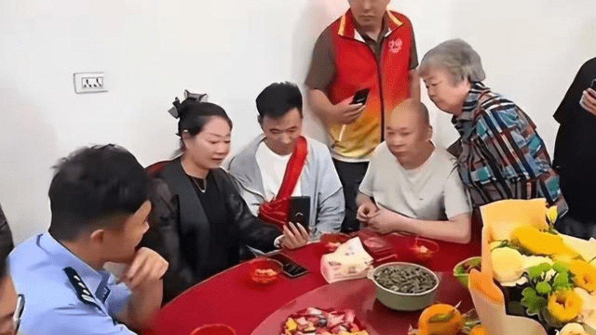 Momen orangtua reuni dengan anak setelah 33 tahun terpisah.