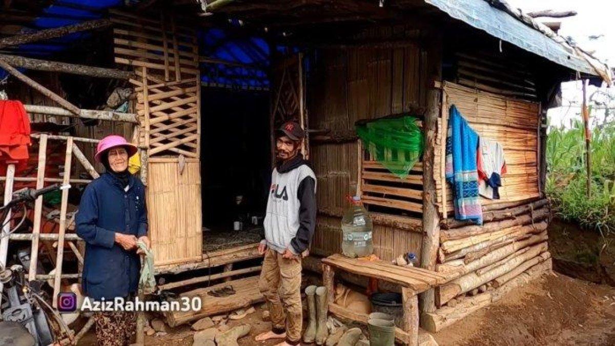 Abeh (kanan) dan Mak Iin (kiri), pasangan suami istri terpaut usia 41 tahun di Bandung, tinggal di dalam hutan di rumah sederhana