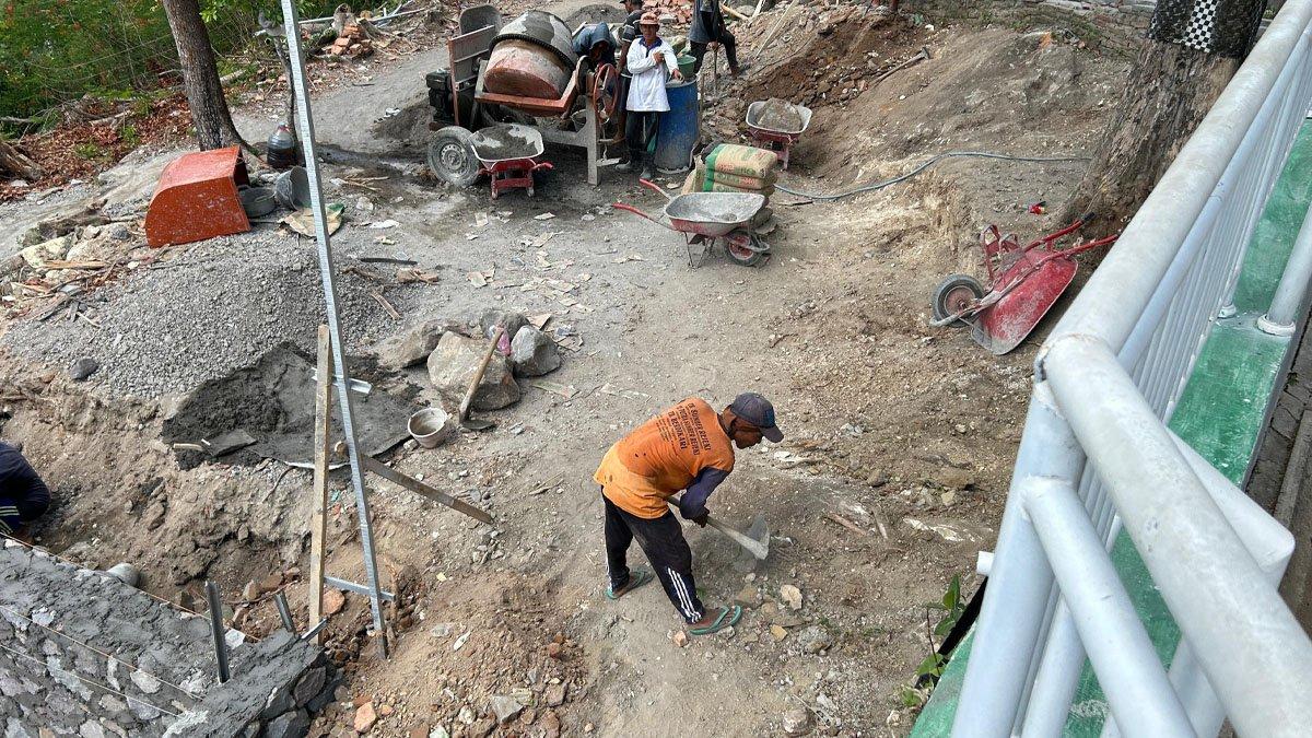 Sejumlah pekerja sedang bekerja menyelesaikan pembangunan wahana keceh bocah yang berada di Obyek WIsata Bukit Sidoguro, Desa Krakitan, Kecamatan Bayat, Klaten, pada Rabu (30/10/2024).