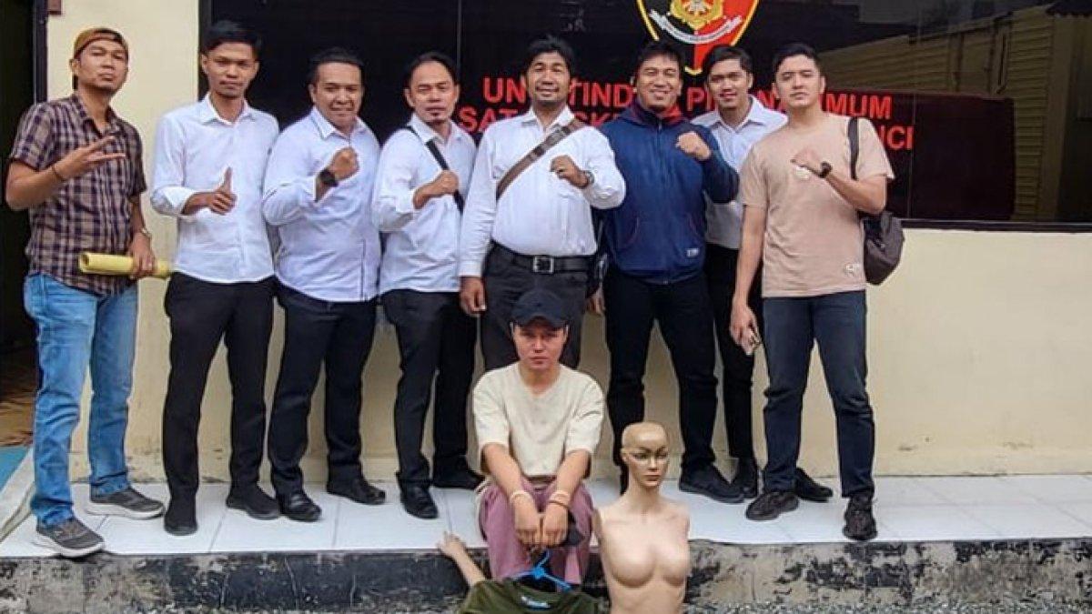 Pelaku dan menekin saat diamankan Polres Kerinci karena telah menyebarkan konten pornografi di media sosial