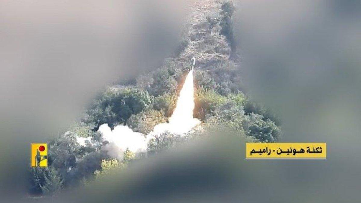 PELUNCURAN RUDAL BURKAN - Tangkap layar peluncuran rudal Burkan oleh milisi Hizbullah Lebanon yang menargetkan Barak Militer Israel Hounin Ramim, 11 November 2023.