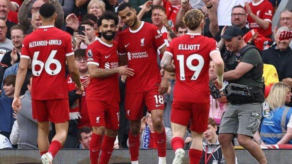 Pemain Liverpool melakukan selebrasi.