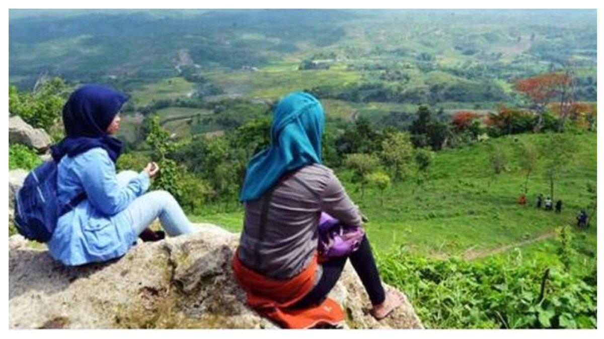 PEMANDANGAN di ATAS AWAN - Sedang menikmati pemandangan di atas awan yang sangat indah.