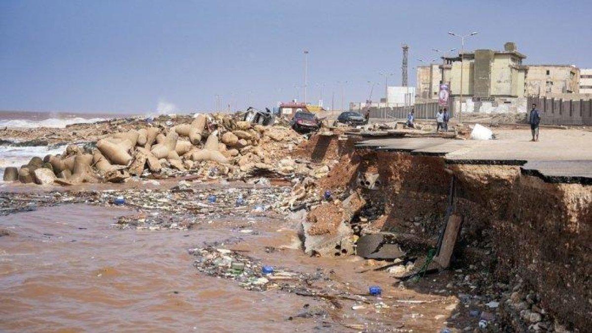 Gambar selebaran yang disediakan oleh kantor perdana menteri sementara Libya yang berbasis di Benghazi pada 11 September 2023 menunjukkan pemandangan jalan pantai yang runtuh di kota timur Derna, sekitar 290 kilometer timur Benghazi, setelah badai Mediterania