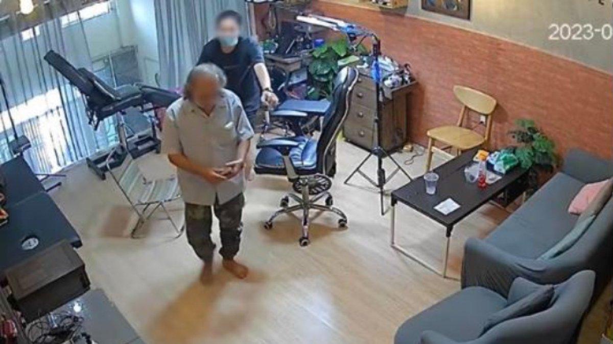 Pemilik salon tato gratiskan biaya untuk A dan B