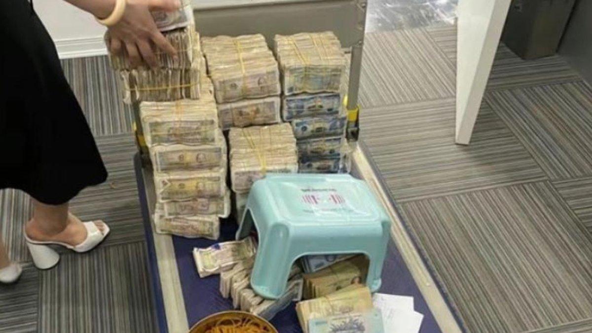 Pemuda bawa uang sekarung, bikin pegawai bank pusing menghitung