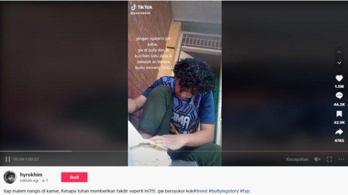 Pemuda ini dibully dan dikucilkan satu desa lantaran memiliki seorang ibu yang mengalami Orang Dengan Gangguan Jiwa (ODGJ)