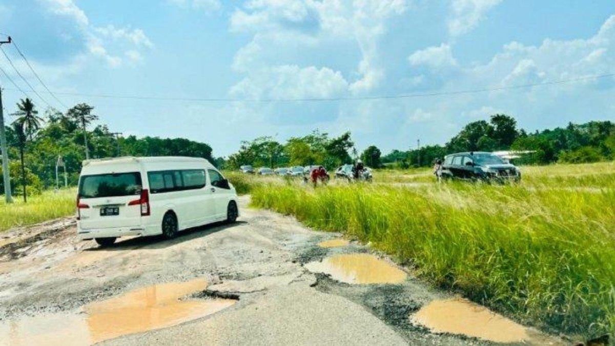 Ruas jalan pertama yang ditinjau Presiden Joko Widodo dalam kunjungan kerja ke Provinsi Lampung, Jumat 5 Mei 2023 pada pukul 10.30 WIB, adalah Jalan Terusan Ryacudu Kabupaten Lampung Selatan.