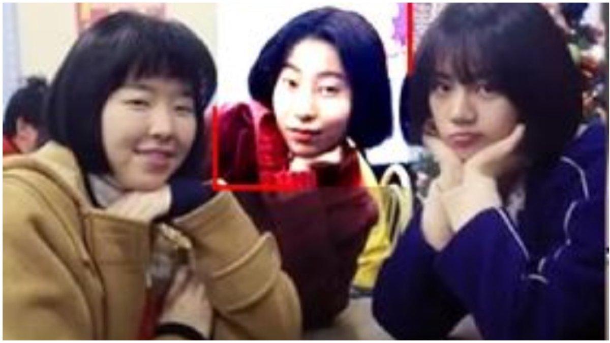 penampilan lawas Lee Se Young (tengah)