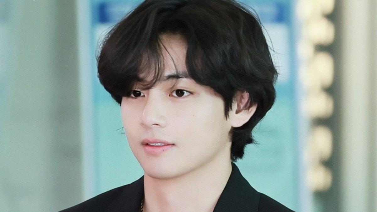 Penampilan V BTS saat di bandara sebelum terbang ke Paris jadi sorotan