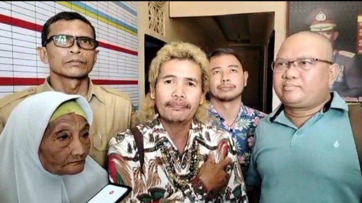 Penasehat Hukum keluarga nenek Jaenab, Jelani Christo yang berasal dari Lembaga Bantuan Hukum Majelis Adat Dayak Nasional saat berada di Polsek Jongkat bersama Nenek Jainab, Senin 3 Juli 2023.