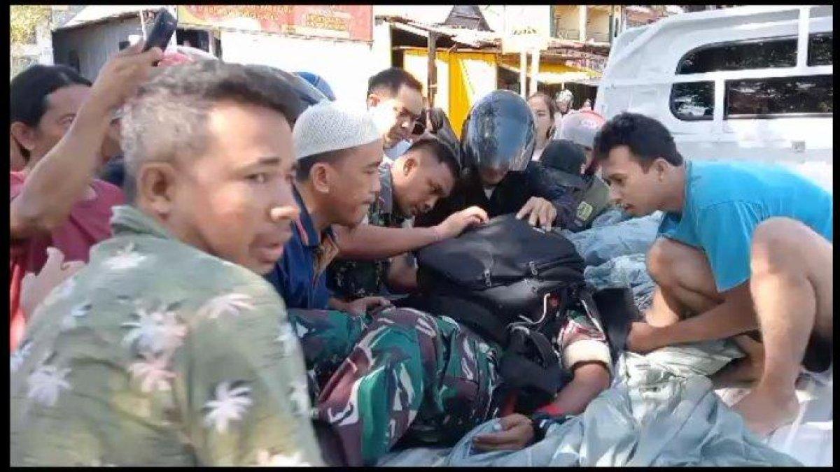 Penerjun di angkut menggunakan mobil pickup menuju RSUD dr La Palaloi Maros.
