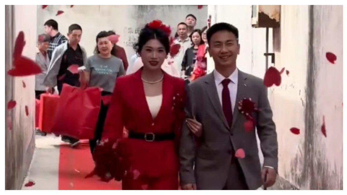BERITA VIRAL - Pasangan pengantin asal China ini sukses menyita perhatian masyarakat, pasalnya mereka lebih suka menaiki sepeda untuk keliling kota daripada mobil.