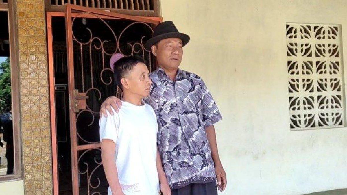 Pengemis viral Aris Munaji (kiri) bersama Kades Tegalharjo Pandoyo