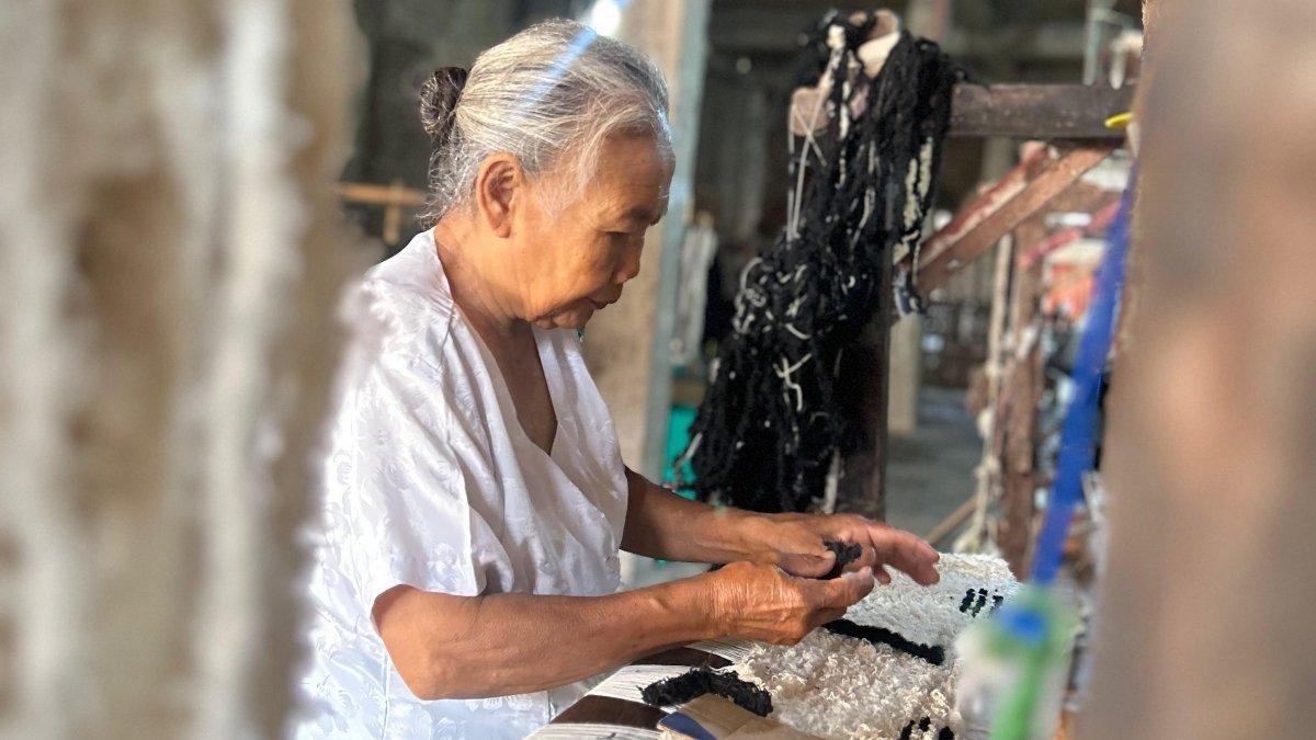 OLEH-OLEH KLATEN - Perajin Tenun Lurik Pedan mengembangkan Warisan Budaya Bangsa. Lurik Tenun Pedan menjadi salah satu oleh-olah khas Klaten yang memiliki nilai seni tinggi. Ada nilai spiritual yang terkandung di warisan budaya satu ini.