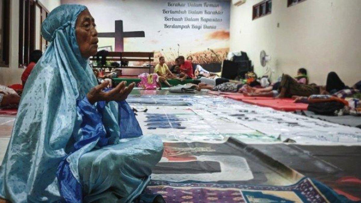pengungsi banjir menunaikan salat subuh di pengungsian GKMI Tanjung Karang Kabupaten Kudus.