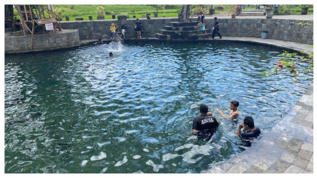 PENGUNJUNG WISATA UMBUL BESUKI - Para pengunjung asyik berenang di kolam utama Umbul Besuki, Klaten, Jawa Tengah, pada Sabtu (2/12/2023).