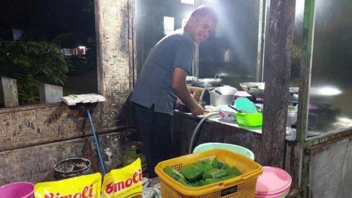 Siapa yang sangka, penjual gorengan yang berpenampilan sederhana ini ternyata juga merupakan seorang dosen dengan gelar Doktor atau S3