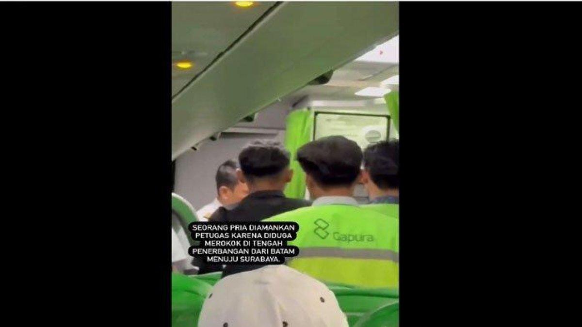 Seorang penumpang pesawat Citilink Batam ke Surabaya diamankan petugas karena kedapatan merokok dalam pesawat, Sabtu (18/11/2023).