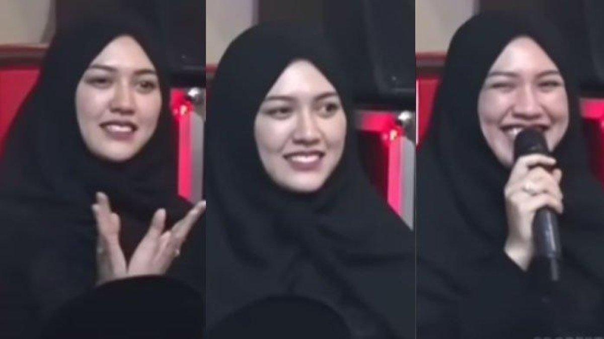Penyanyi Happy Asmara berhijab