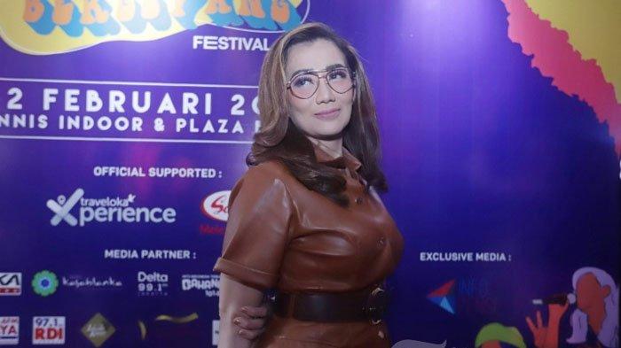 Penyanyi Reza Artamevia menghadiri konferensi pers Berdendang Bergoyang Festival 2020, di Jakarta Selatan, Kamis (9/1/2020). Reza Artamevia menjadi salah satu musisi pengisi acara festival musik yang menggabungkan berbagai aliran musik tersebut.