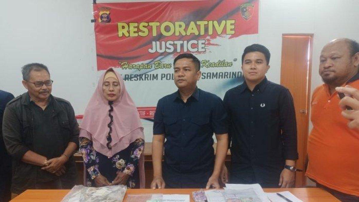 Penyerahan kembali uang senilai Rp24.150.000 yang ditemukan dalam dekapan jasad Ahmad Usuf, dari Satreskrim Polresta Samarinda kepada keluarga almarhum di Mapolresta Samarinda, Jumat (7/7/2023) lalu.