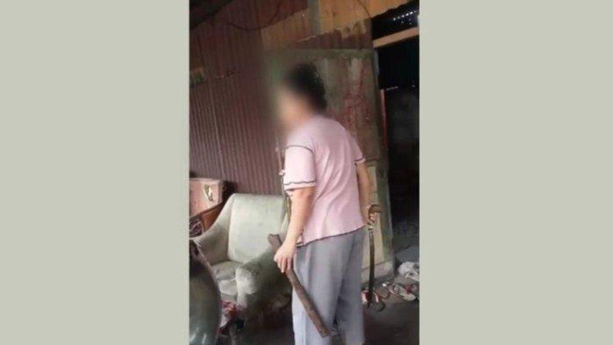 perempuan membawa senjata tajam jenis parang sambil memaki penagih utang