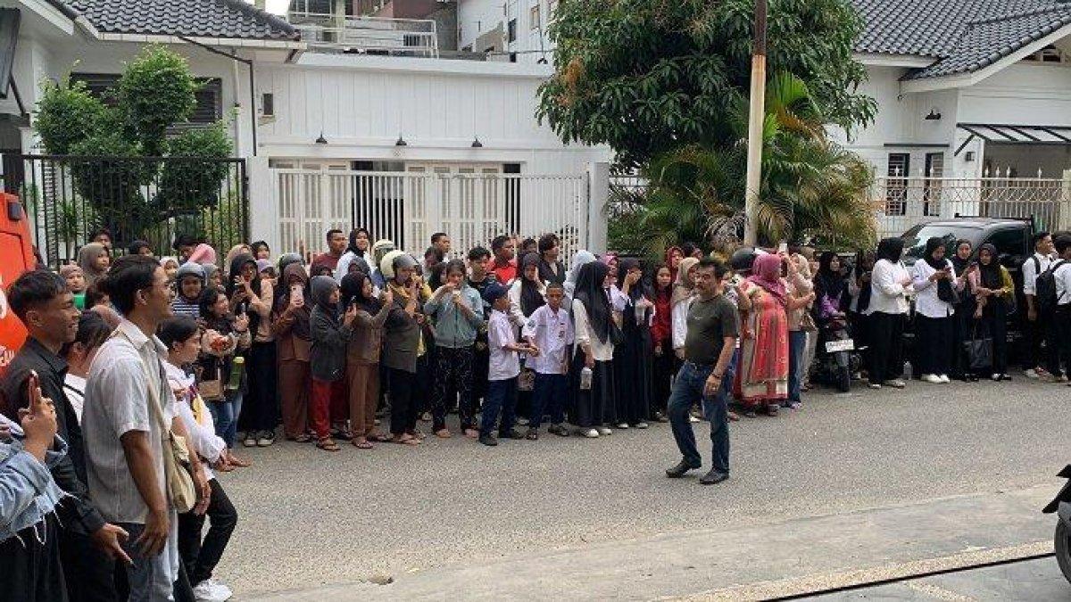 Masyarakat ramai di lokasi kejadian seorang perempuan meninggal dunia dengan kondisi tergantung di sebuah penginapan di Kota Padang, Sumbar, Senin (13/11/2023). Kakak perempuan tersebut meminta polisi ungkap motif aksi bunuh diri.