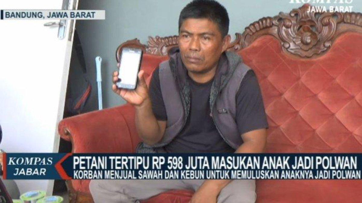 Petani asal Subang, Jawa Barat, Calim Sumarlin (56), korban penipuan Rp598 juta oleh komplotan polwan FYN, menununjukkan surat pengiriman dana ke pelaku, di rumahnya, Subang, Selasa (21/5/2024). (YouTube KompasTV)