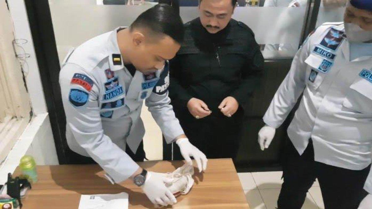 Petugas Lapas Kelas IIA Kediri memeriksa celana dalam yang digunakan untuk menyelundupkan ratusan butir pil dobel L