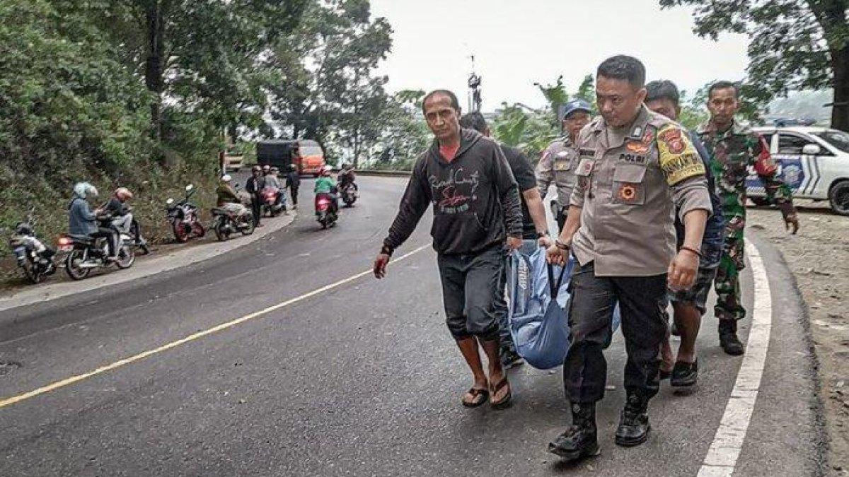 Petugas mengevakuasi jasad Dul Kosim dari dasar jurang di Desa Sumur Bandung, Kecamatan Cipat, Kabupaten Bandung Barat (KBB), Jawa Barat, Senin (24/7/2023). Korban diketahui tewas dianiaya 9 polisi yang bertugas di Polda Metro Jaya.