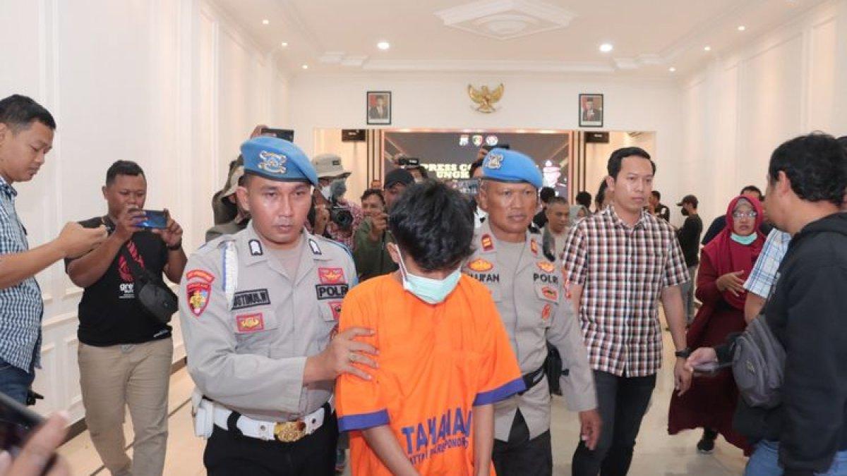 DIGELANDANG—Petugas menggelandang JRP (21) salah satu tersangka kasus pembunuhan terhadap Sumiran (57) warga Kabupaten Magetan yang jasadnya ditemukan tewas terbungkus karpet di pinggir ruas jalan tol Solo-Ngawi di Mapolres Ponorogo, Kamis (6/7/2023).
