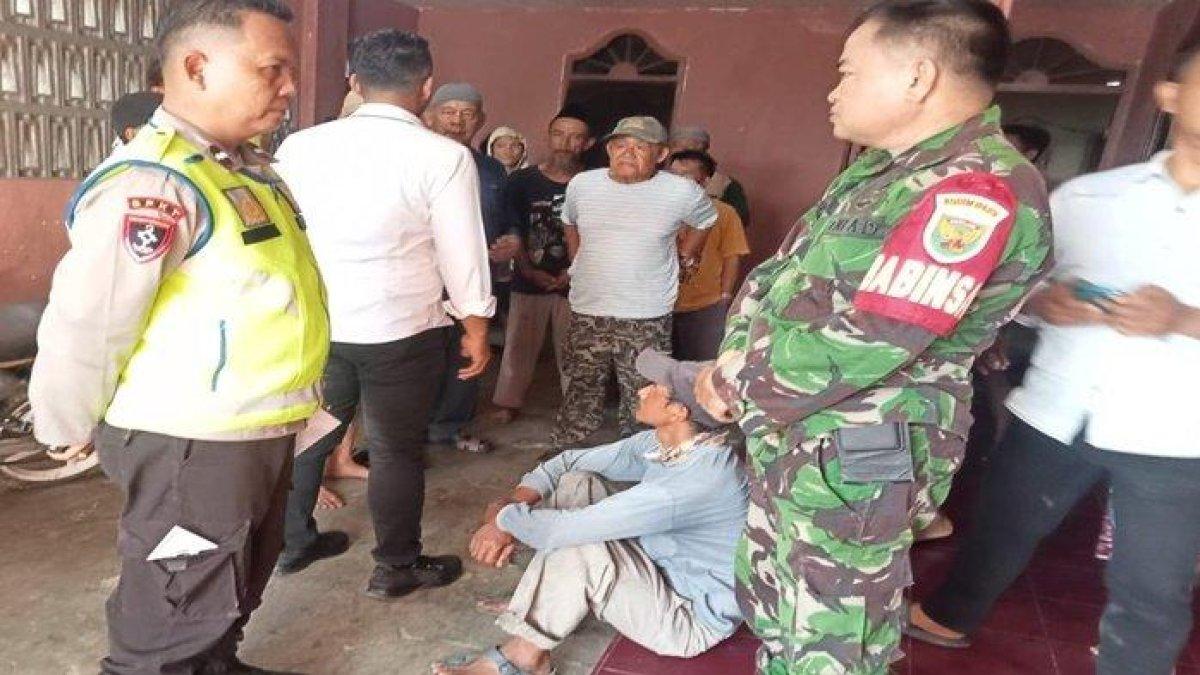 petugas sedang melakukan evakuasi korban gantung diri di dalam rumah kontrakan