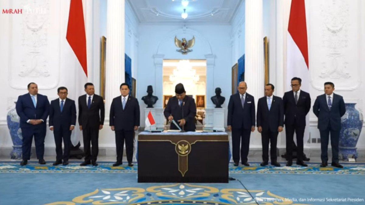 PETINGGI DANANTARA,- Daftar nama petinggi BPI Danantara yang baru saja dirilis Prabowo Subianto, ada Rosan Roeslani hingga Pandu, Ponakan Luhut Binsar Pandjaitan. Prabowo Subianto saat menandatangani Keppres Pengangkatan Dewas dan Badan Pelaksana BPI Danantara oleh Presiden RI dihadiri sejumlah elit.